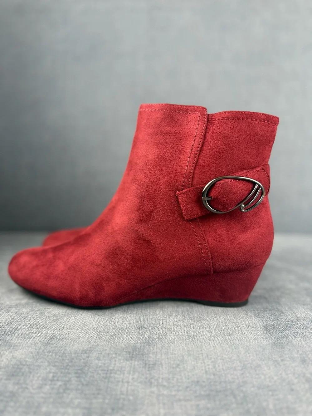 East 5th Women’s Roland Wedge Heeled Ankle Booties SZ 8.5M Red Faux Suede New